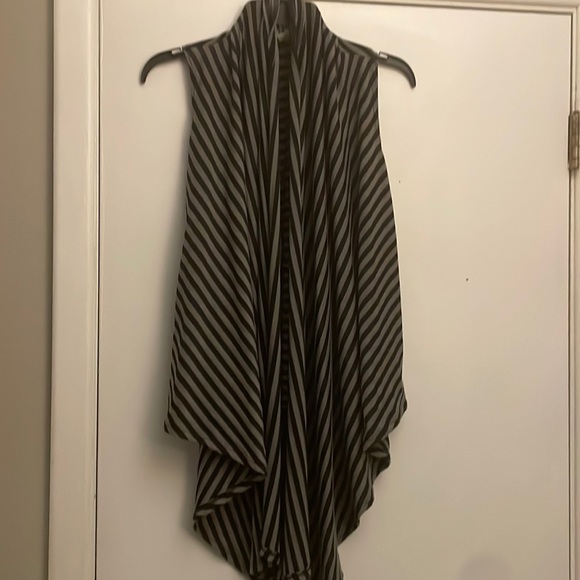 Great layering piece low back with longer front - Picture 1 of 3